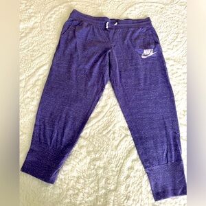 Like New! Nike cropped jogger w/ pockets. Women’s size Large. Purple